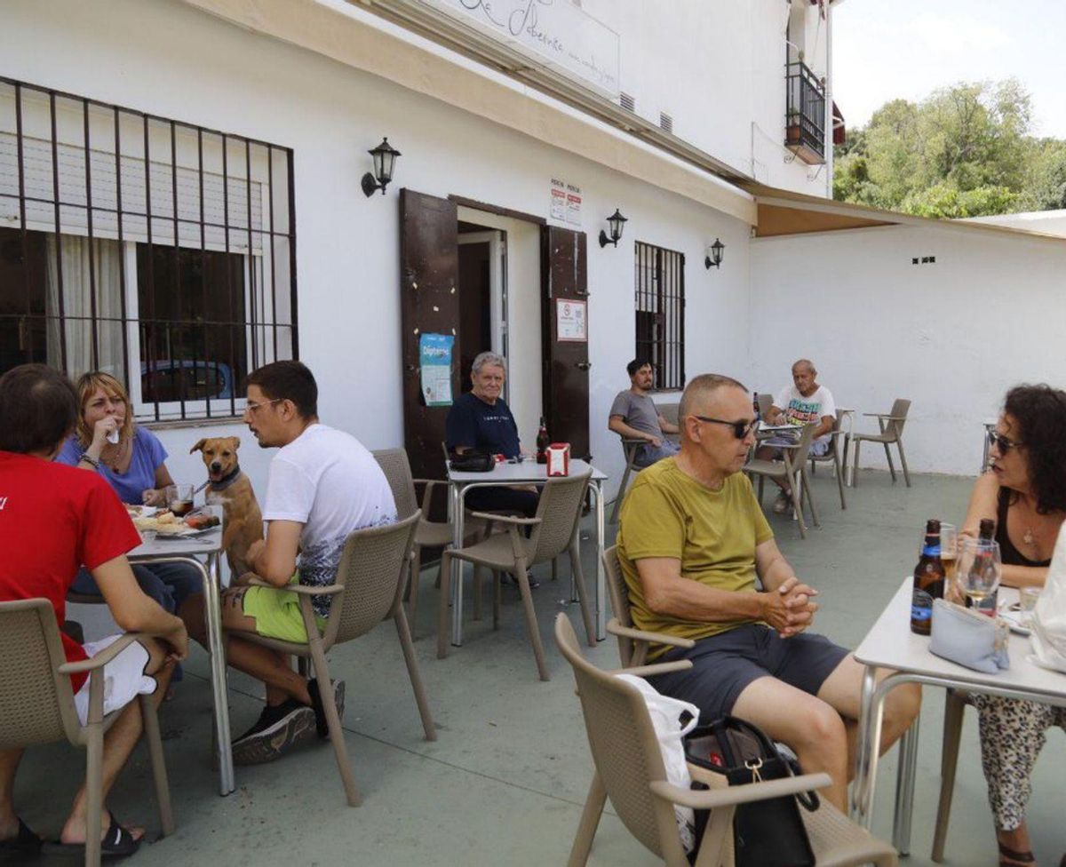 El bar La Tabernita, en Trassierra, percibe un aumento de la clientela desde que empieza el calor.