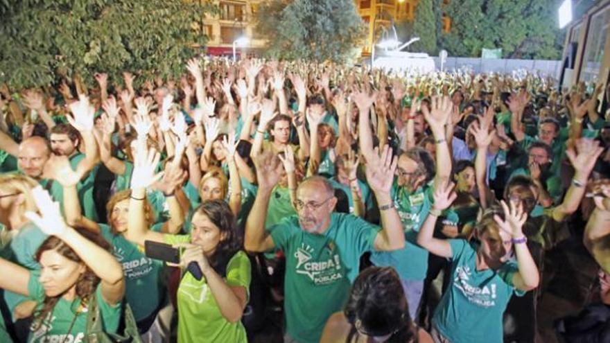 Cientos de docentes y familias se concentraron a las puertas de Educación.