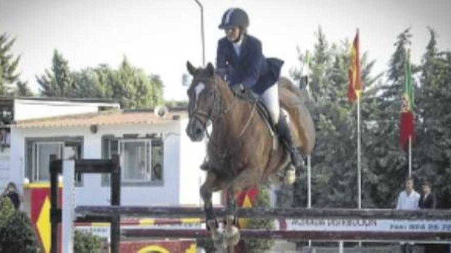 La infanta Elena participa en un concurso de saltos en un club hípico y visita Badajoz