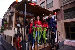 Las collas lucen sus carros engalanados por todo Castelló