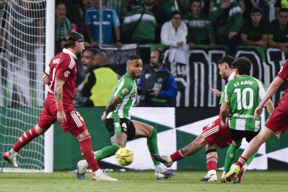 Isaac Romero marca el 2-2, durante el partido de LaLiga que Real Betis y Sevilla FC han disputado este domingo en el estadio de La Cartuja