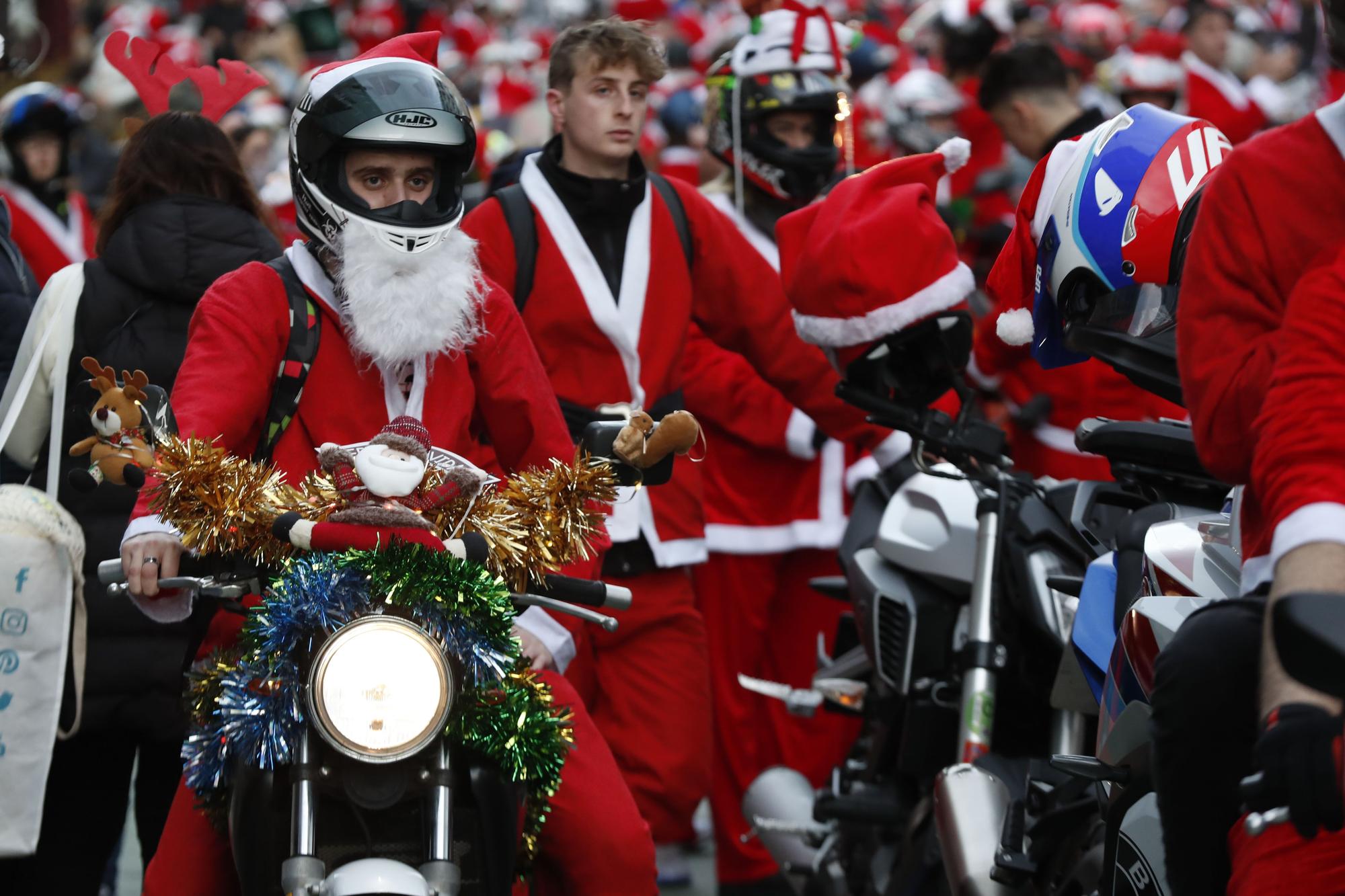 Papa Noel guarda los renos y saca la moto