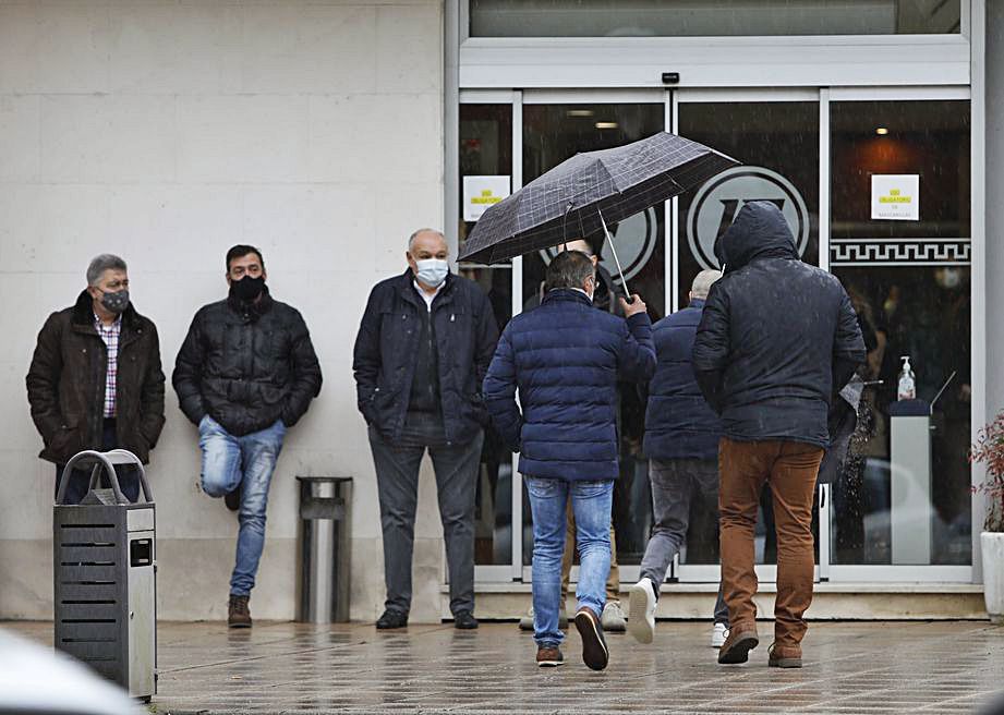 Familiares de César Fernández en el tanatorio de Mieres.