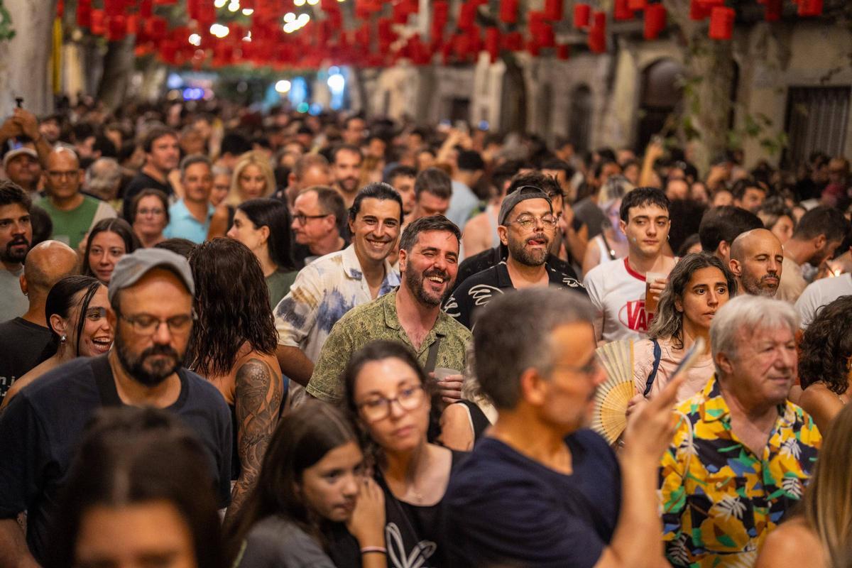 Ambiente de la calle Valladolid ganadora de la festa major de Sants recreando la ruta de la Seda