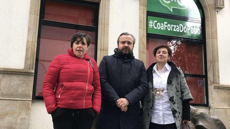 Fina Fernández, Rafael Cuíña y Ana Varela delante de la sede de Compromiso.