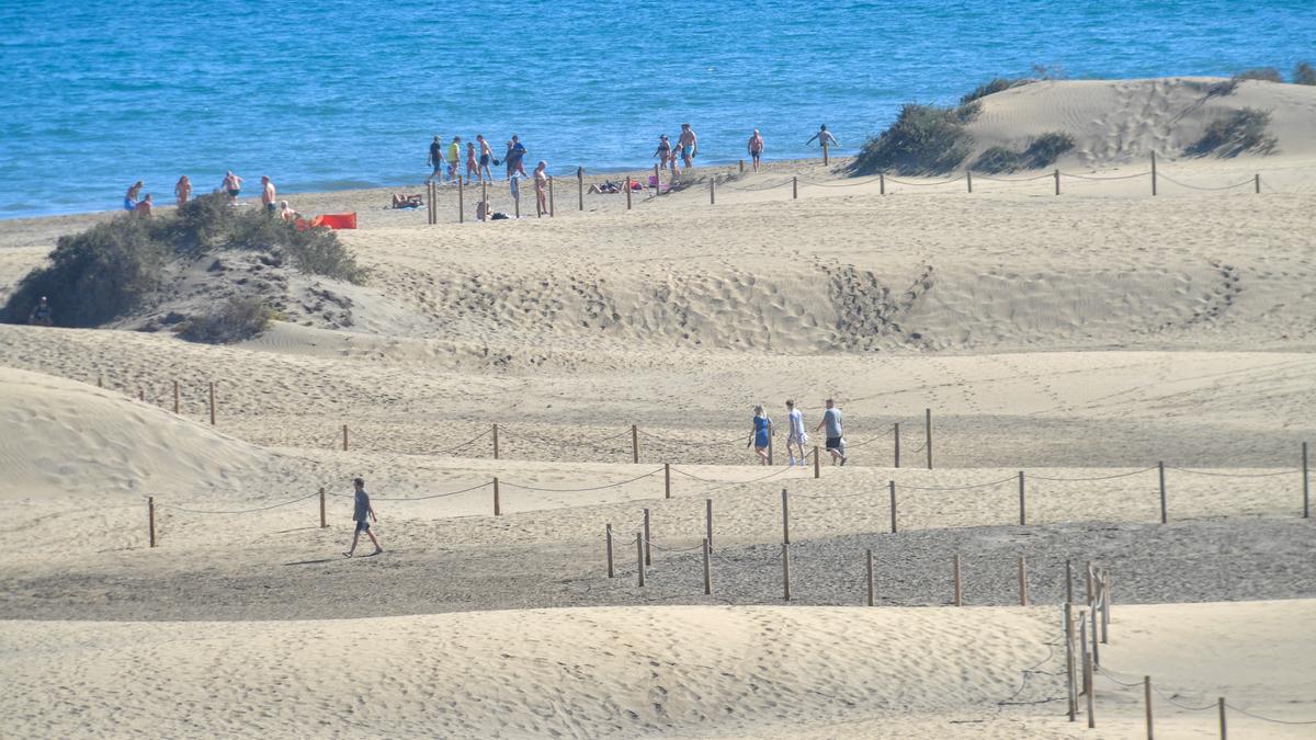 Turistas en las dunas de Maspalomas.