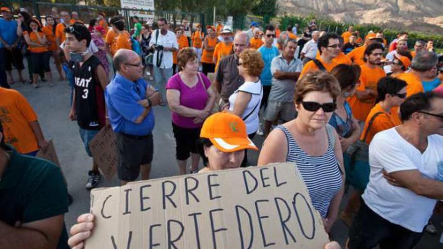 Última manifestación de los vecinos a las puertas del vertedero de Proambiente.