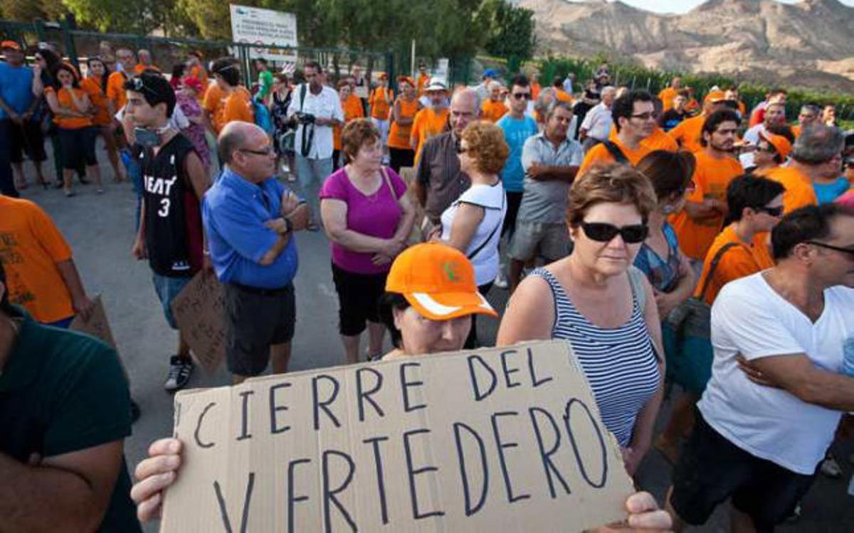 Última manifestación de los vecinos a las puertas del vertedero de Proambiente.