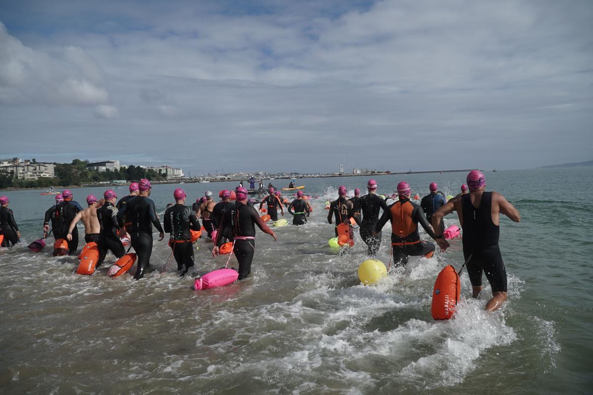 La prueba de natación en aguas abiertas contó con salida y llegada en la playa de Santa Cristina.
