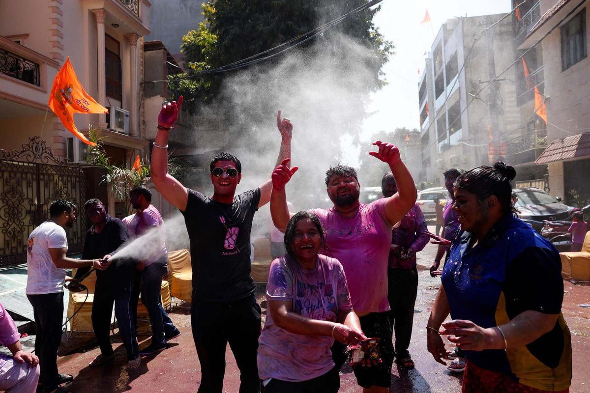 Celebraciones del Holi en el templo Kalupur Swaminarayan , India.