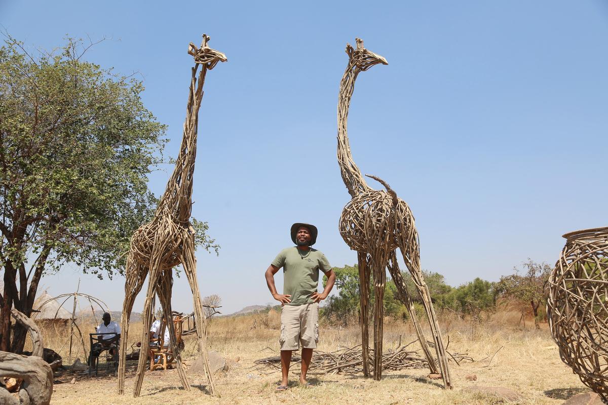 Artistas de Zimbabue convierten plantas invasoras en esculturas fantásticas