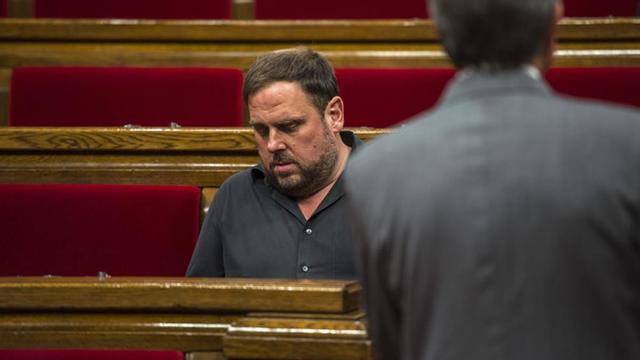 Artur Mas, de espaldas, y Oriol Junqueras, en el Parlament.