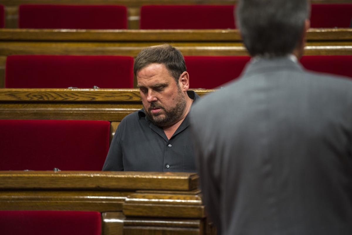 Artur Mas, d’esquena, i Oriol Junqueras, al Parlament. Artur Mas, d’esquena, i Oriol Junqueras, al Parlament.