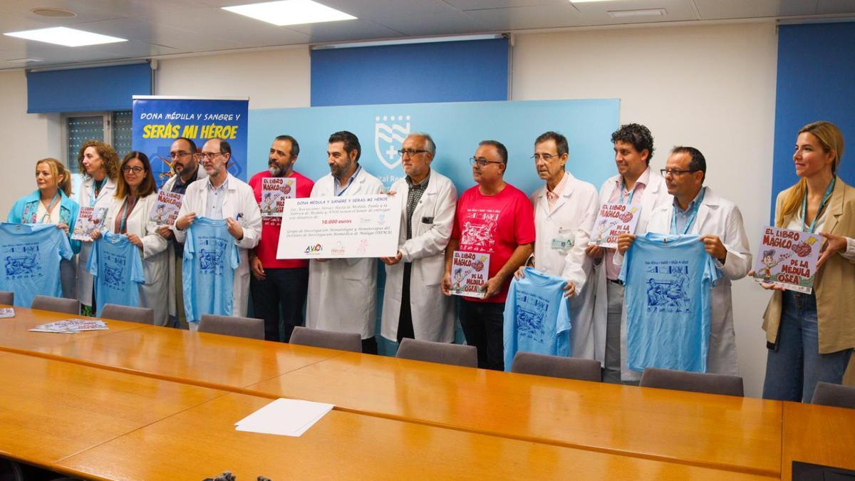 AVOI, Héroes hasta la Médula y Paula y la Fábrica de Médula han donado un cheque de 10.000 euros al Hospital Regional e IBIMA