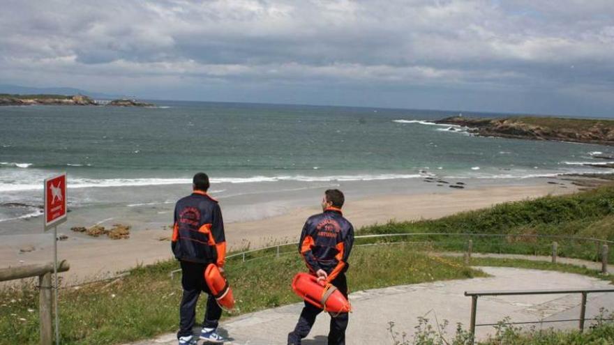 La playa de Arnao, con la zona del hallazgo a la derecha,