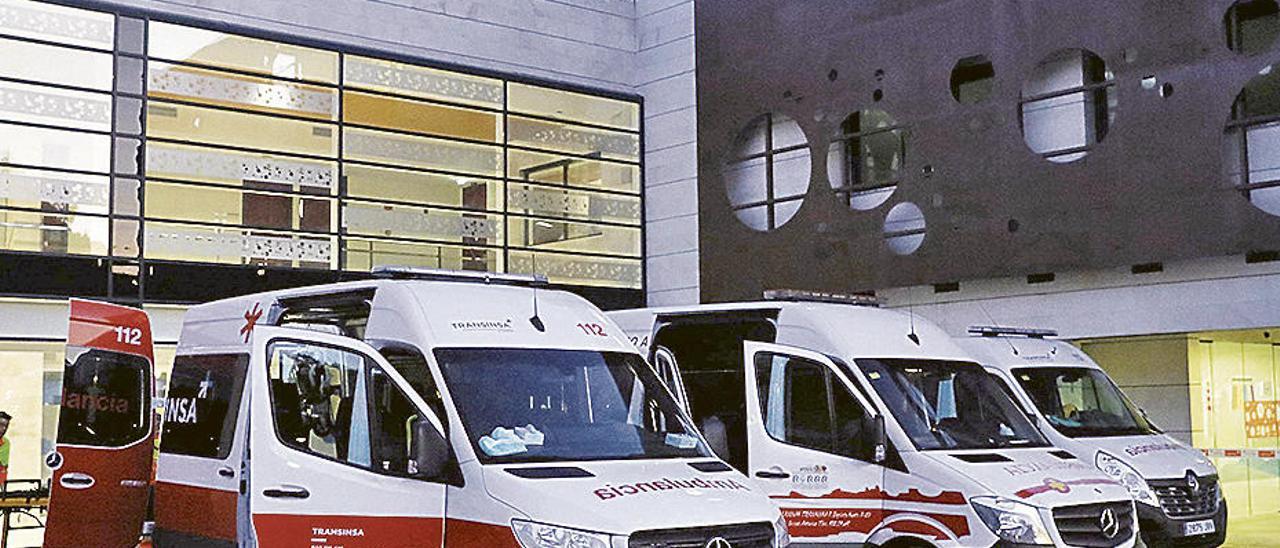 Ambulancias en el centro neurológico de Barros.