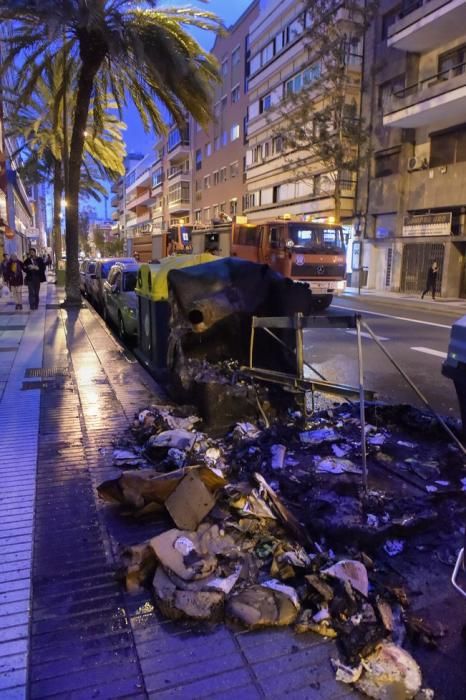 Contenedores quemados en la avenida 1º de Mayo