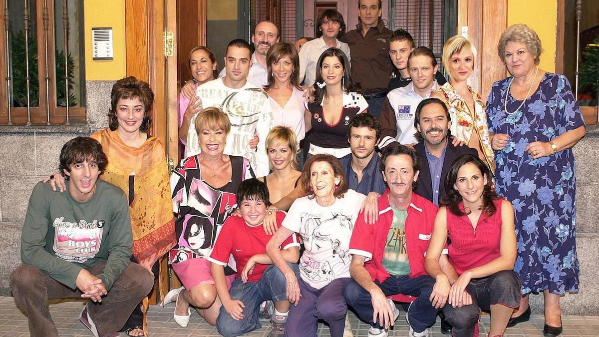 La imagne de todos los protagonistas de AQNQV, una de las series icónicas en España