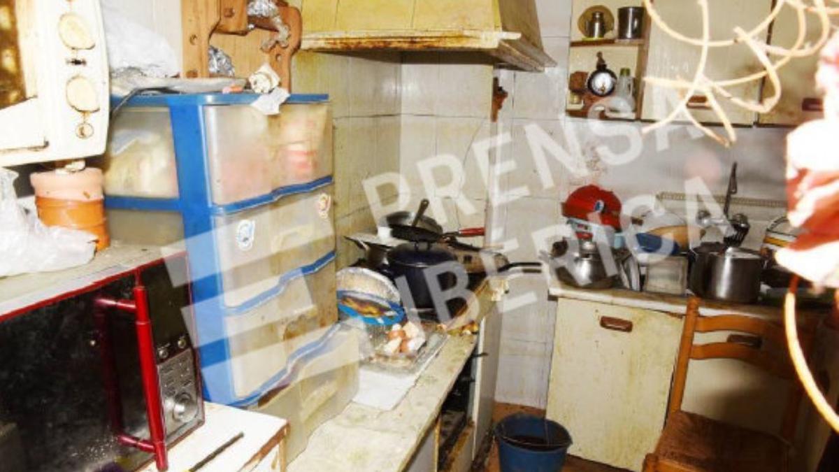 Los agentes del Departamento de Escena del Crimen reflejan en su informe que la casa estaba muy desordenada y la cocina "está cubierta por suciedad, sartenes, cacerolas y otros enseres dispuestos por encima de lso muebles, así como comida en mal estado".