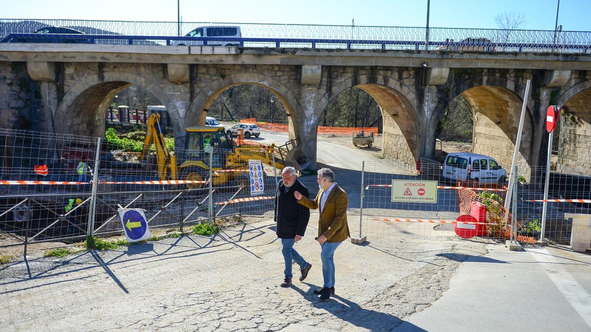 Pizarro y el presidente de Diputación, que arreglará la carretera de Malpartida de Plasencia, junto al puente Trujillo. a las obras del puente trujillo