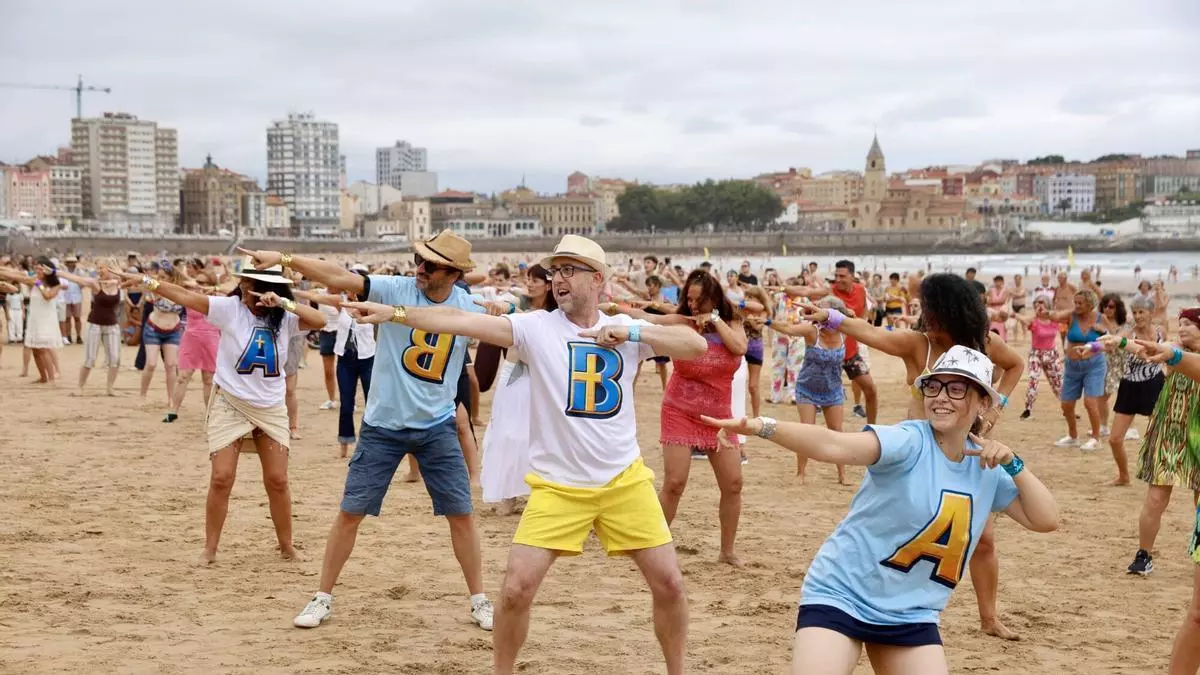 La playa de San Lorenzo baila al ritmo de Abba en el multitudinario flashmob para celebrar los 50 años de "Dancing Queen"