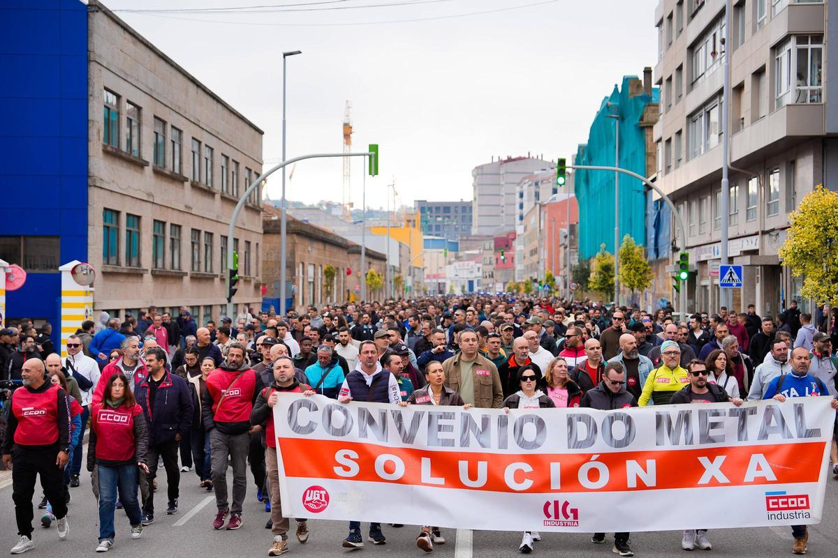 Miles de trabajadores del metal vuelven a recorrer las calles de Vigo por su convenio colectivo