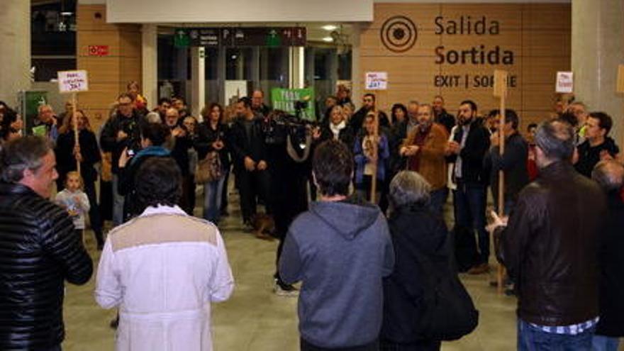 Veïns de Girona entren a l&#039;estació del TAV per denunciar els retards amb les obres del Parc Central