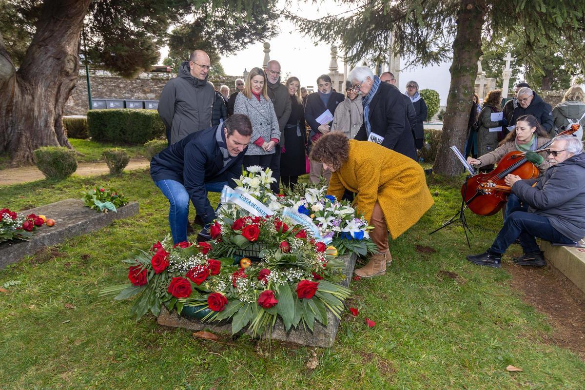Ofrenda floral a Isaac Díaz Pardo e ofrenda en lembranza de Ramón María del Valle-Inclán
