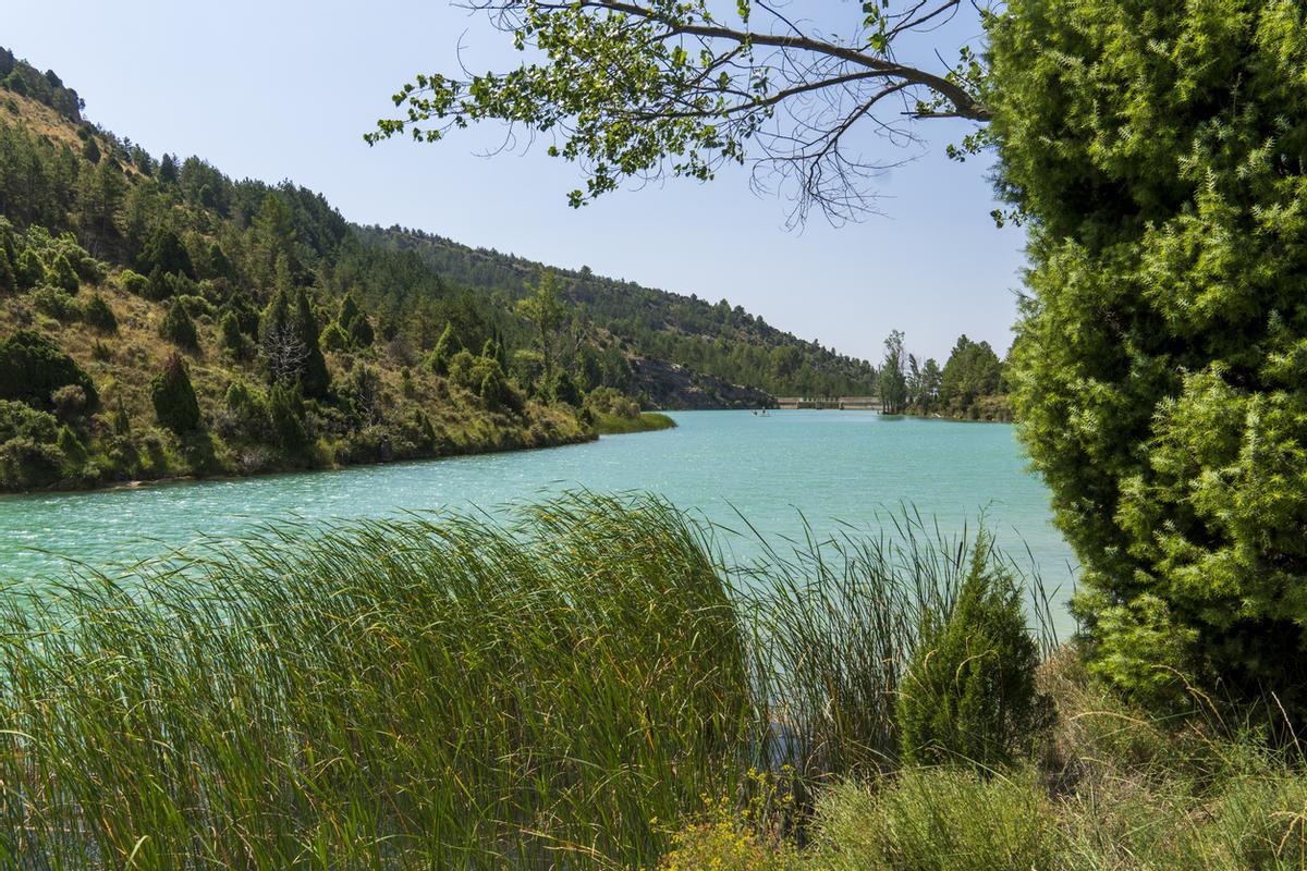 Las aguas turquesas del embalse de Balagueras en Rubielos de Mora