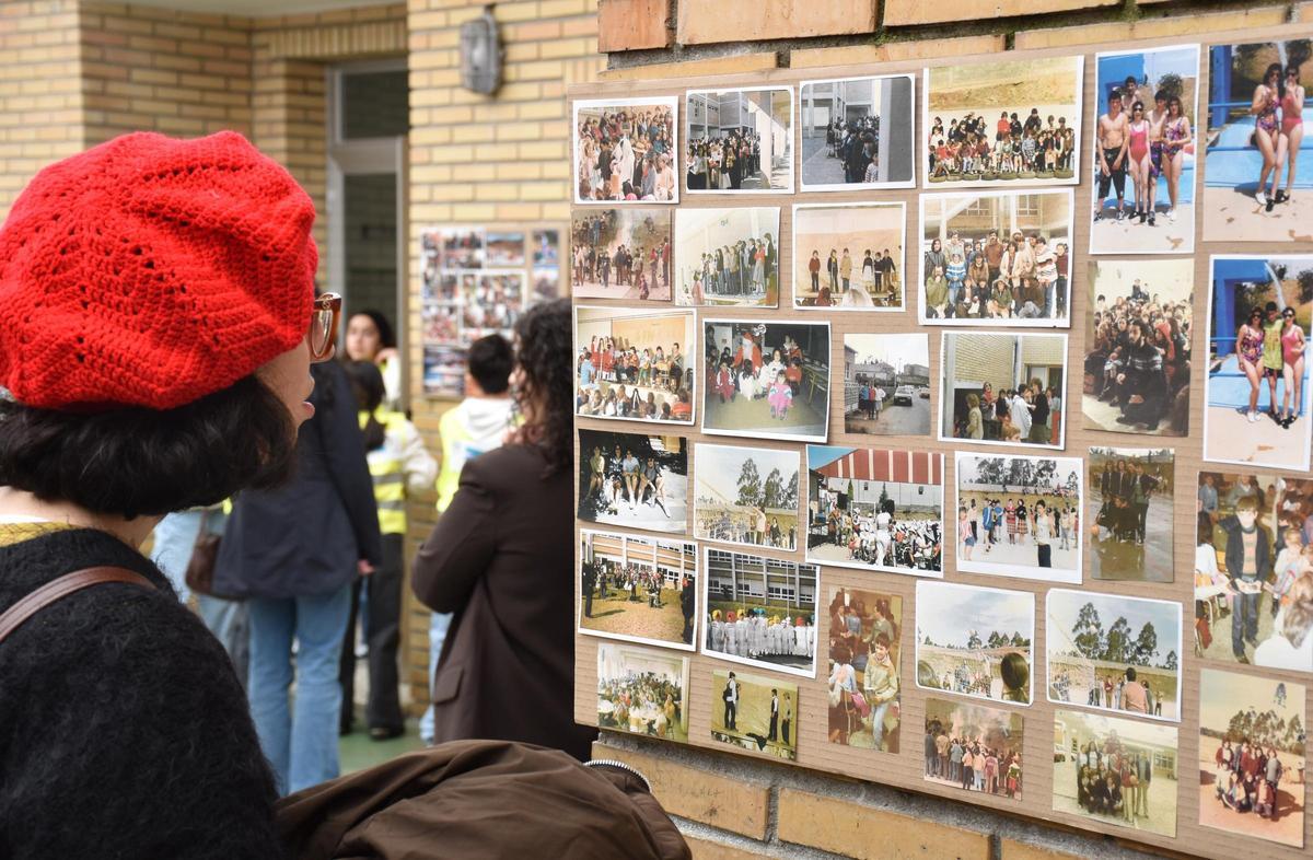 Una vecina durante la inauguración de la exposición del 50 aniversario en el colegio.