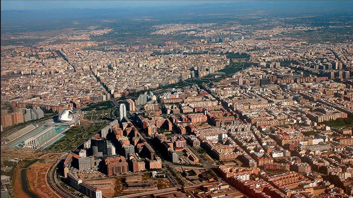 Vista panorámica del casco urbano de València y parte de su área metropolitana.