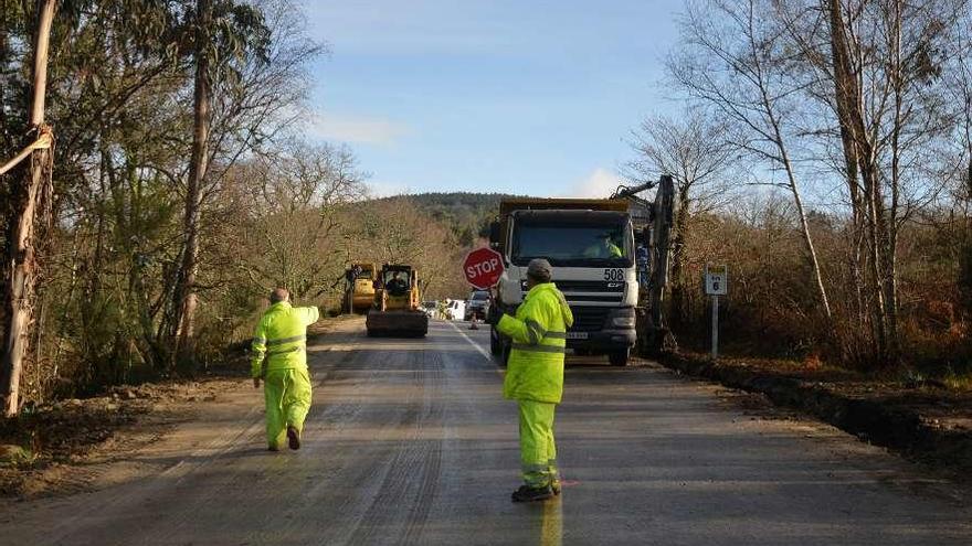 Obras en la PO-234, en el término municipal de Cotobade. // Gustavo Santos