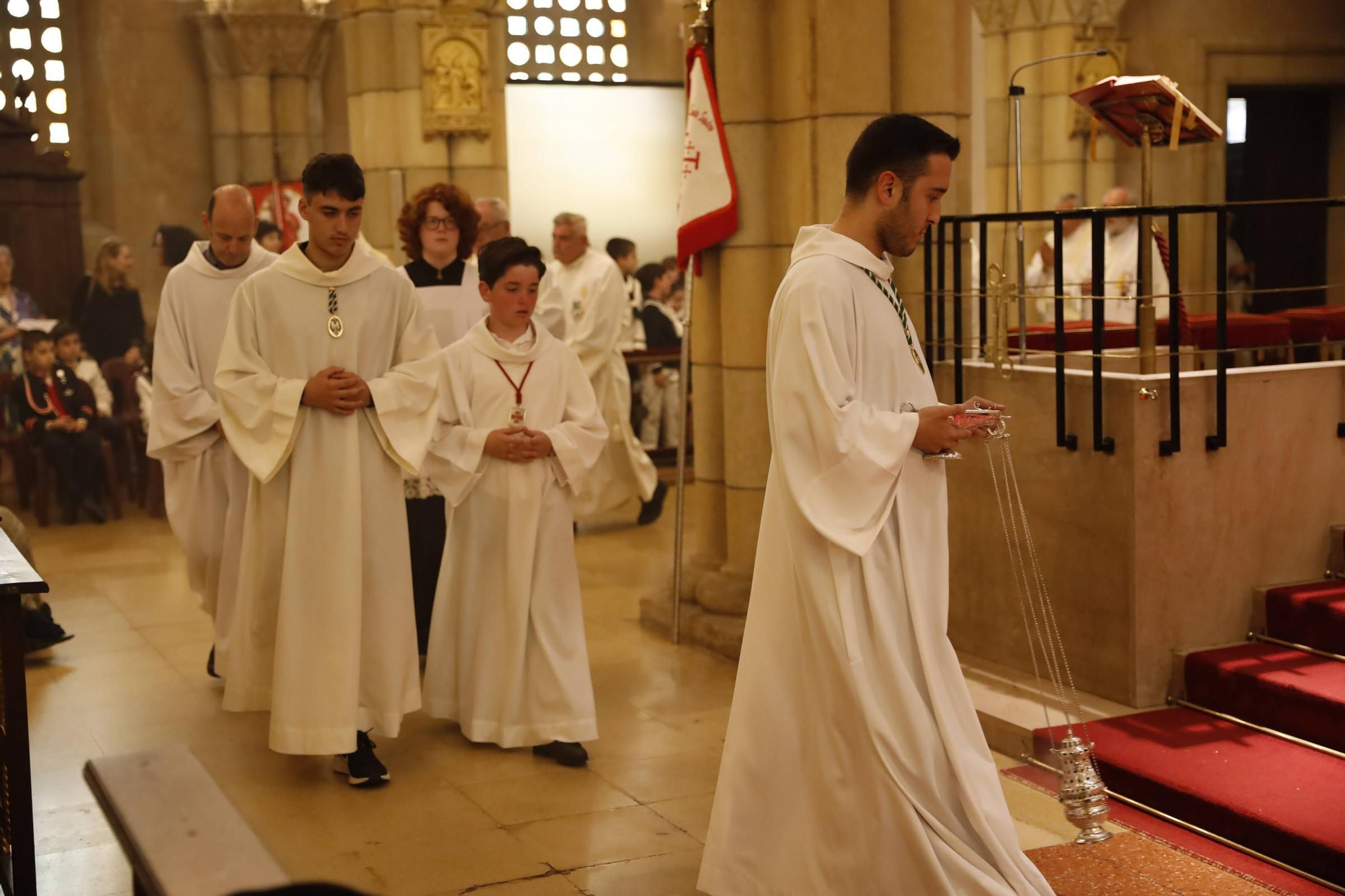 Pétalos, incienso, niños... así fue la procesión del Corpus Christi en Gijón (en imágenes)