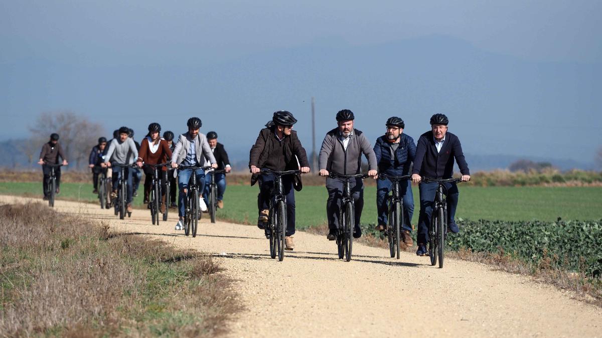 Autoritats pedalant per la nova via verda