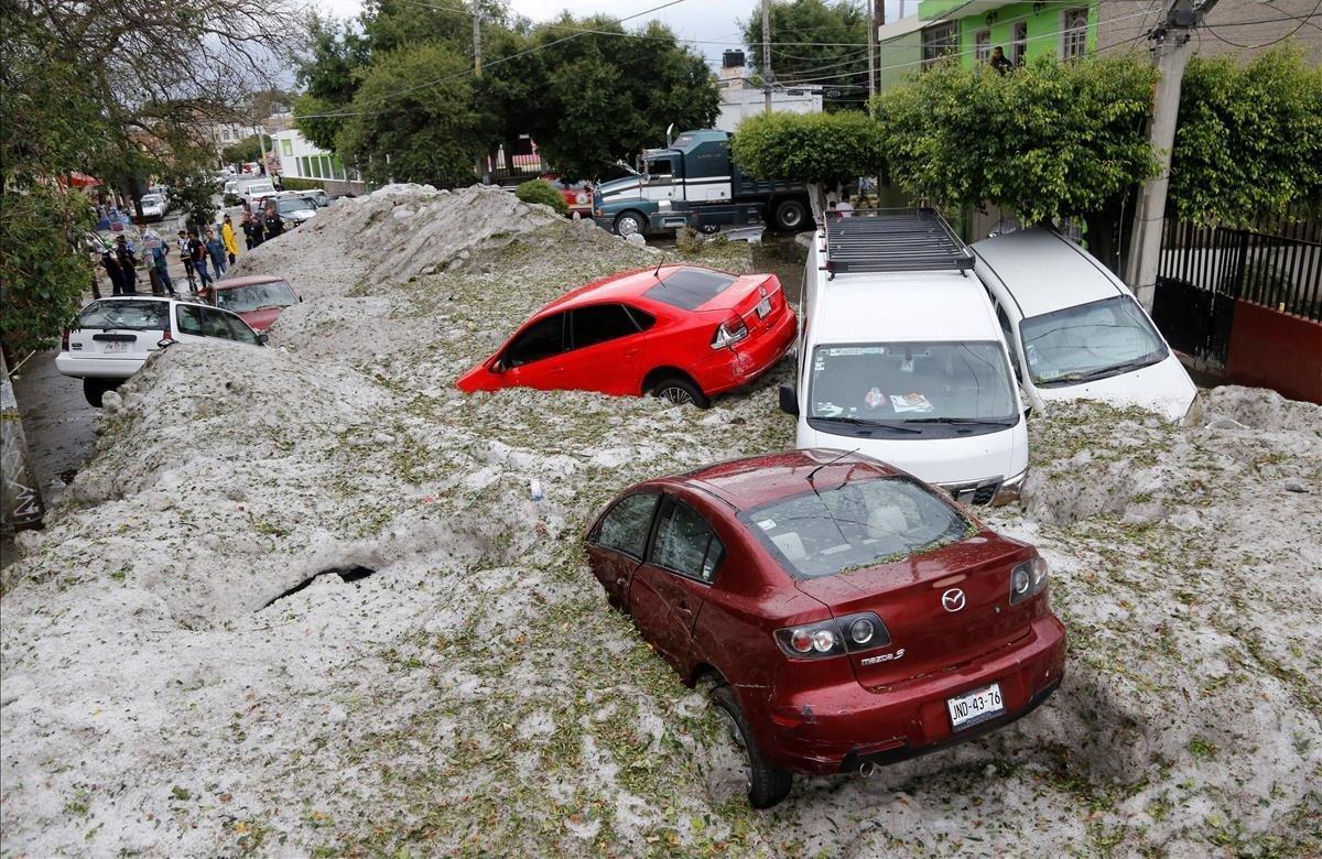 Vista general de los daños por la acumulación de granizo este domingo en las calles de la ciudad de Guadalajara, estado de Jalisco (México). Una fuerte caída de granizo afectó Guadalajara con acumulaciones de hasta metro y medio en algunas zonas y daños a cuando menos 249 viviendas, mientras una tormenta tropical se formó sobre aguas del Pacífico, sin afectar el territorio nacional.