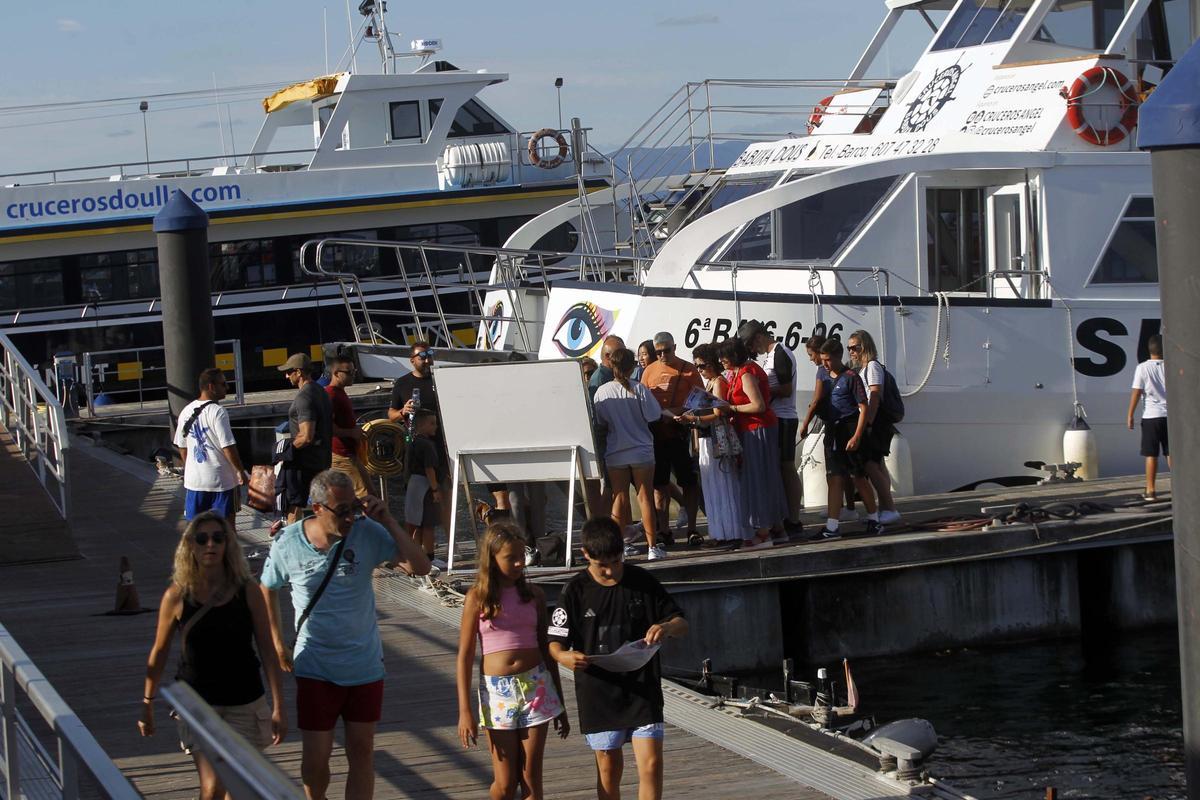 La zona de embarque de los catamaranes.