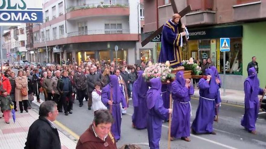 La procesión de ayer, a su paso por la calle Covadonga de Infiesto.