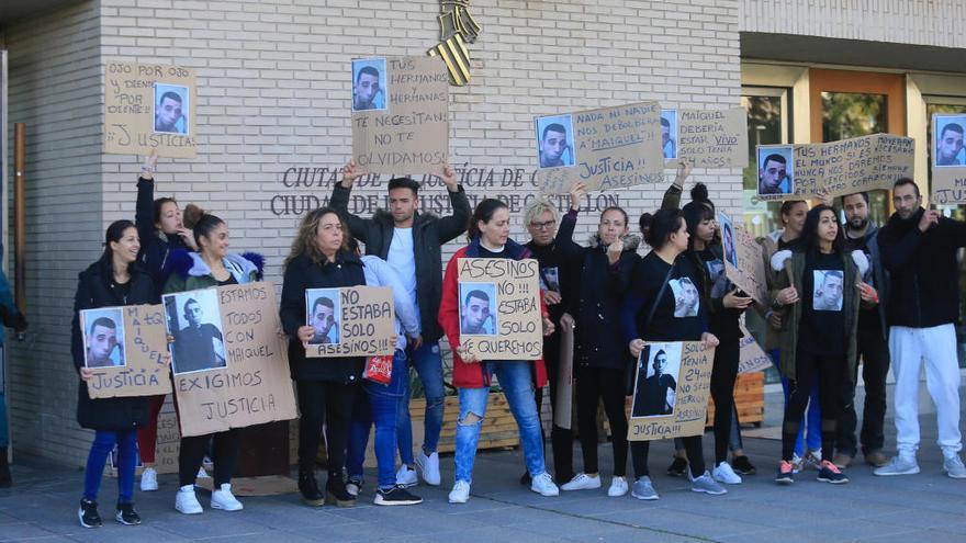 Familiares de Maikel en la Ciudad de la Justicia los días que se celebró el juicio