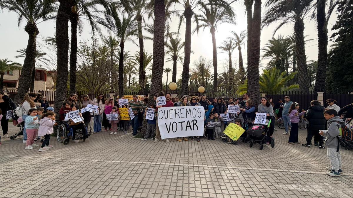 Familias del colegio El Palmeral de Elche protestan por denegar la conselleria las votaciones para la jornada continua.