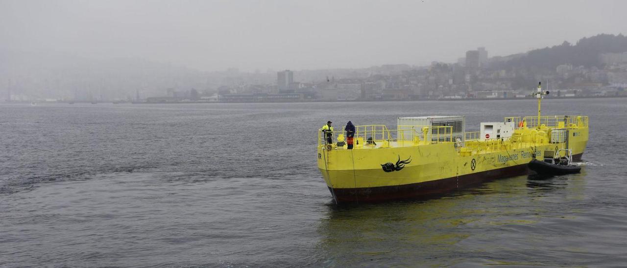 La plataforma “Atir”,en sus primeras pruebas en la ría de Vigo.