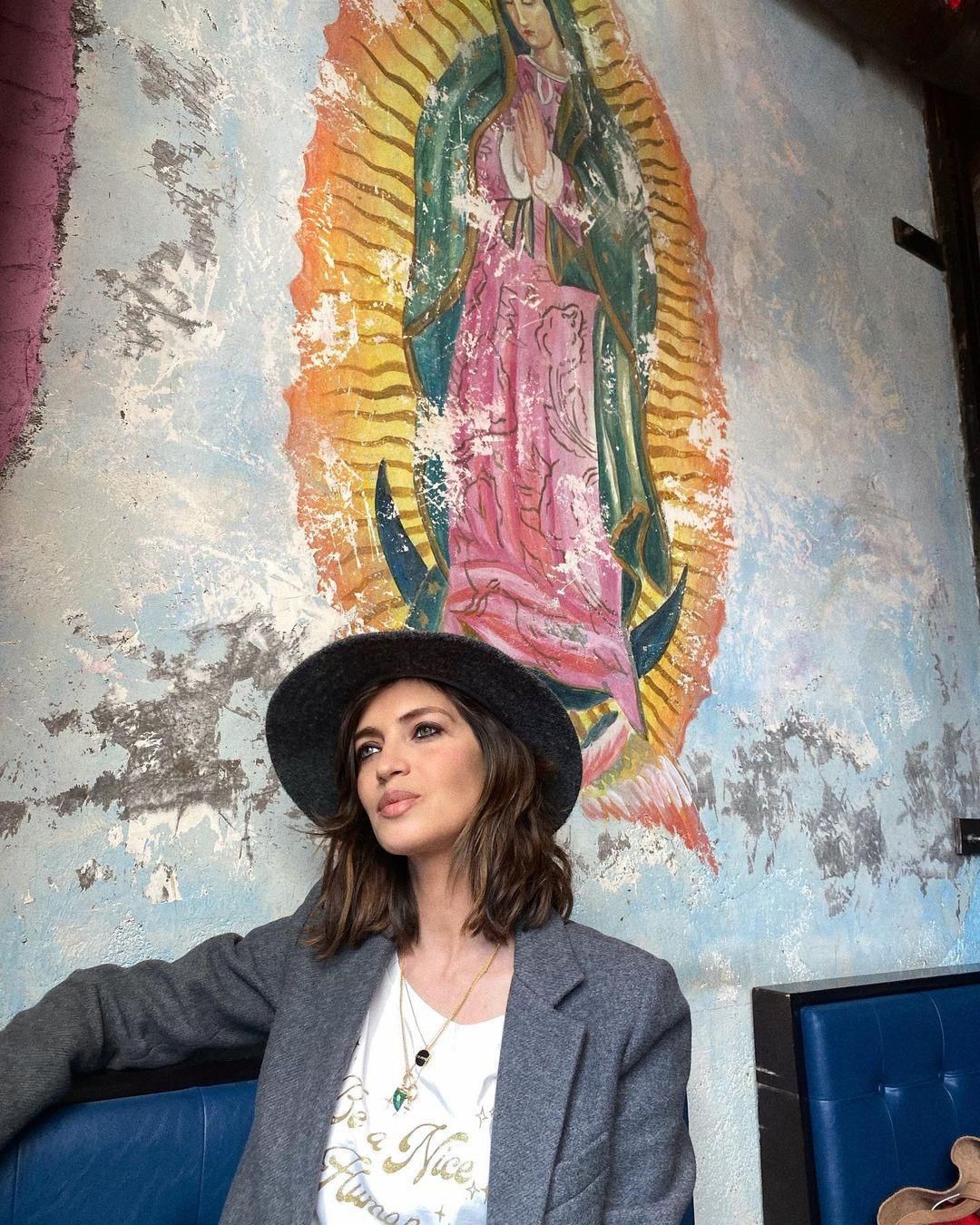 Sara Carbonero, delante de mural en el restaurante Central Mexicano