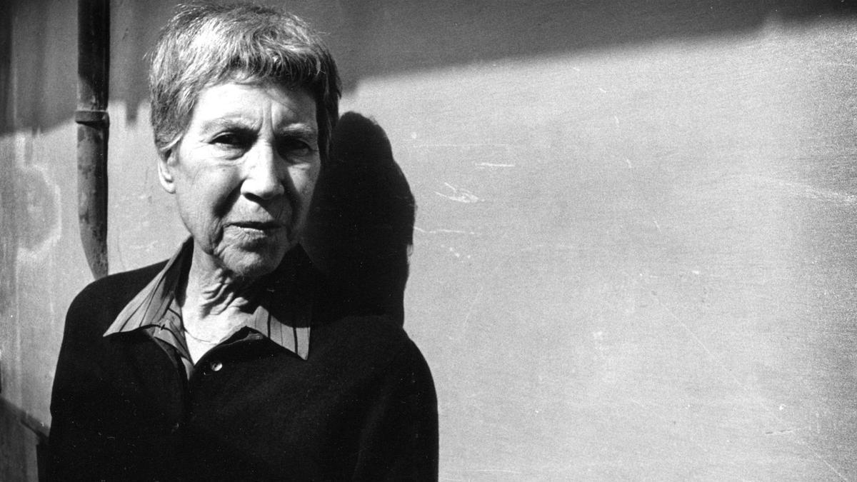 La escritora Natalia Ginzburg, autora de 'Las pequeñas virtudes', en Roma, en 1989.