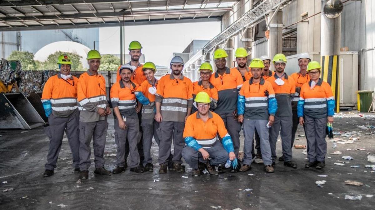 Trabajadores con contratos de inserción social de Fundació Deixalles que operan en la planta de selección de envases de Tirme.