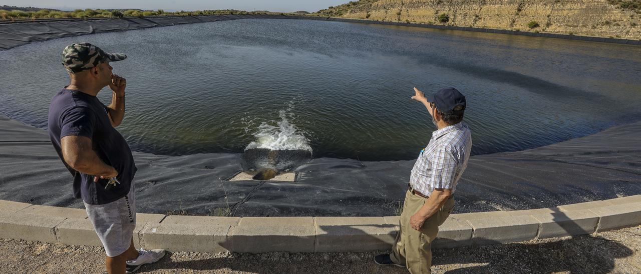 El agua del Júcar llega al embalse de la SAT San Enrique, lo que beneficiará a 600 comuneros que riegan 500 hectáreas.  | ANTONIO AMORÓS