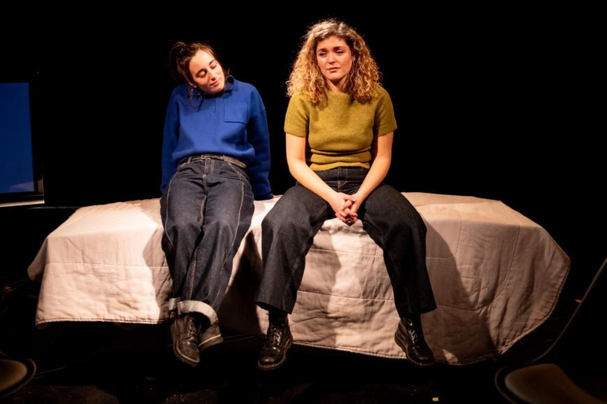 Una escena de l'obra de teatre "Les cases dels altres".