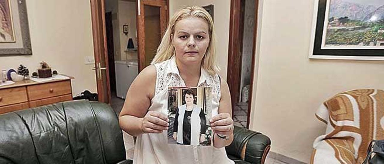 Oana Ciotau, hija de Lucía Patrascu, con una fotografía de su madre, que fue asesinada en Pollença.