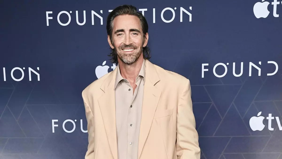 Lee Pace: "Rodando 'Fundación' en Barcelona pude cenar tardísimo, algo impensable en Estados Unidos"