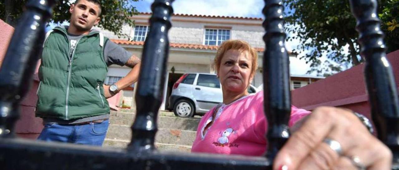 Teodoro López y Lucía Dasilva, hijo y esposa del marinero herido, ayer, en su vivienda de Poio. // G.S.