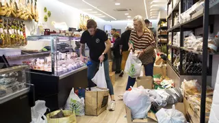 Una tienda de Cáceres llena 26 furgonetas con ayuda humanitaria para Valencia en dos días