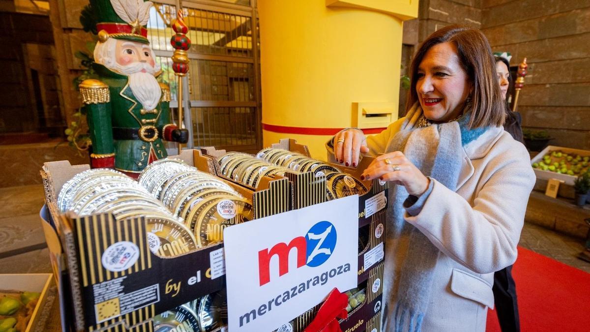 Sara Fernández, con las uvas donadas por Mercazaragoza para la Nochevieja 2025.